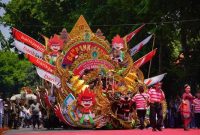  Peserta Pawai Budaya Kota Probolinggo 2025 menampilkan kreasi kostum warna-warni dengan ornamen khas Nusantara, menyemarakkan peringatan Hari Jadi ke-666 Kota Probolinggo, Sabtu (27/9/2025). (Foto Dok/RadarBangsa.co.id)