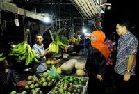 Gubernur Jawa Timur Khofifah Indar Parawansa berbincang dengan pedagang pisang saat berkunjung ke Pasar Ranuyoso, Lumajang. (Foto Dok Ho/RadarBangsa.co.id)