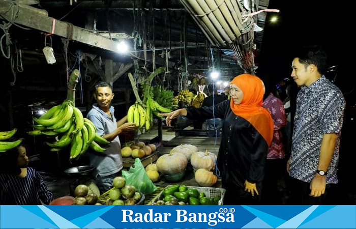 Gubernur Jawa Timur Khofifah Indar Parawansa berbincang dengan pedagang pisang saat berkunjung ke Pasar Ranuyoso, Lumajang. (Foto Dok Ho/RadarBangsa.co.id)