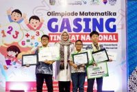 Bupati Banyuwangi Ipuk Fiestiandani berpose bersama para pelajar peraih juara Olimpiade Matematika Gasing Tingkat Nasional (OGN) 2025 usai acara penutupan di Banyuwangi, Rabu malam (24/9/2025). (Foto Dok Ho/RadarBangsa.co.id)