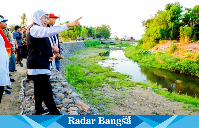 Gubernur Jawa Timur Khofifah Indar Parawansa bersama jajaran Forkopimda meninjau pemasangan bronjong di Sungai Selowogo, Situbondo, sebagai upaya pencegahan banjir dan pemulihan irigasi pertanian, Sabtu (27/9/2025). (Foto Dok Ho/RadarBangsa.co.id)