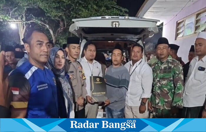 Sejumlah warga bersama aparat desa, Babinsa, dan Bhabinkamtibmas menyaksikan penyerahan jenazah Misturi, PMI asal Klampis, Bangkalan, yang meninggal dunia akibat kecelakaan kerja di Korea Selatan, Selasa (24/9/2025) malam. (Foto Dok Ho/RadarBangsa.co.id)