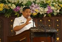 Pelayanan Publik Bebas Pungli: Sekda Bangkalan memberikan klarifikasi resmi soal tarif pembuatan surat keterangan sehat di puskesmas sesuai Perda. (Foto RadarBangsa/Ho Kominfo Bangkalan)
