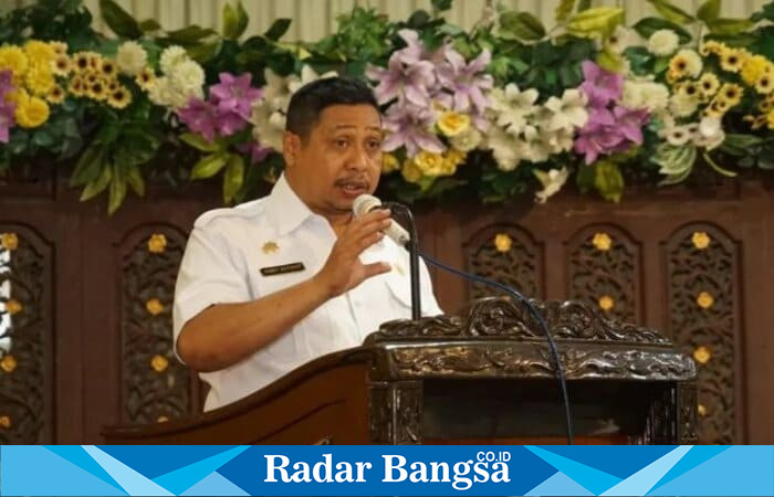 Pelayanan Publik Bebas Pungli: Sekda Bangkalan memberikan klarifikasi resmi soal tarif pembuatan surat keterangan sehat di puskesmas sesuai Perda. (Foto RadarBangsa/Ho Kominfo Bangkalan)