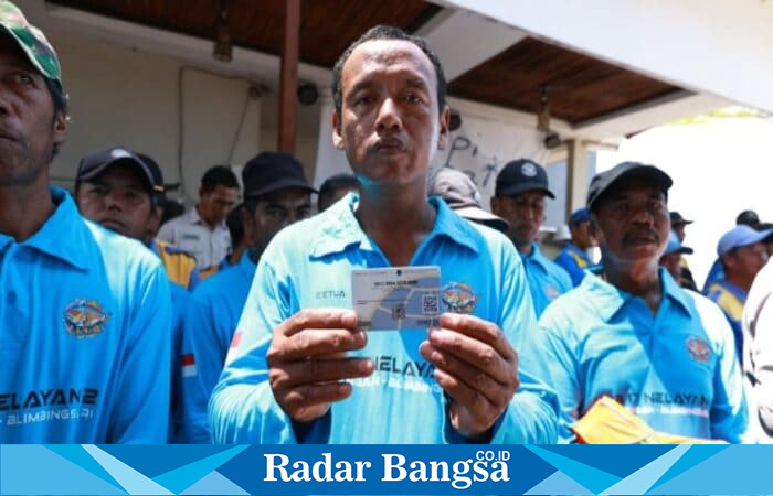 Seorang nelayan Blimbingsari menunjukkan kartu e-Pas Kecil yang baru diterimanya dalam layanan jemput bola yang digelar Pemkab Banyuwangi bersama KSOP Tanjungwangi, Kamis (4/9/2025). (Foto Dok Ho/RadarBangsa.co.id)
