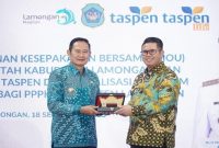 Bupati Lamongan Yuhronur Efendi (kiri) (Dok Foto Ho/RadarBangsa.co.id)