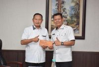 Bupati Lamongan Yuhronur Efendi (kiri) menerima dokumen rekomendasi kebijakan terkait penyerahan lahan reklamasi PT Lamongan Marine Industri (LMI) dari perwakilan Kemenkopolhukam di Pendopo Lokatantra, Rabu (3/9/2025). (Foto Dok Ho/RadarBangsa.co.id)