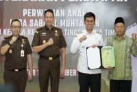 Kepala Kejati Jawa Timur, Kuntadi, menyerahkan penetapan perwalian anak kepada LKSA Sabilul Muhtadien di Balaikota Koesoema Wicitra, Blitar, Rabu (17/9/2025). (Foto Dok Ho/RadarBangsa.co.id)