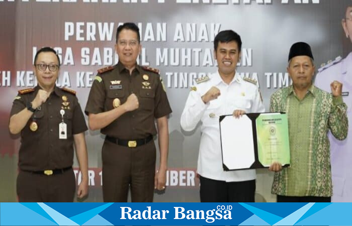 Kepala Kejati Jawa Timur, Kuntadi, menyerahkan penetapan perwalian anak kepada LKSA Sabilul Muhtadien di Balaikota Koesoema Wicitra, Blitar, Rabu (17/9/2025). (Foto Dok Ho/RadarBangsa.co.id)