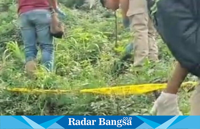 Tim Inafis Polres Mojokerto saat mengevakuasi potongan tubuh manusia yang ditemukan pencari rumput di Desa Sendi, Kecamatan Pacet. (Foto Dok Ho/RadarBangsa.co.id)