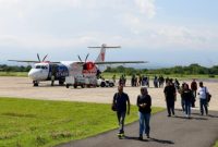 Penumpang turun dari pesawat Wings Air pada penerbangan perdana rute Surabaya–Banyuwangi di Bandara Banyuwangi, Rabu (24/9/2025). (Foto Dok HO/RadarBangsa.co.id)