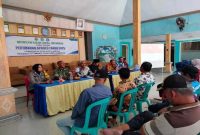 Bhabinkamtibmas Desa Bakalanpule, Brigadir Widiastuti Fitriyah P., (paling kanan) menghadiri Musyawarah Desa RKP Tahun Anggaran 2026 di Balai Desa Bakalanpule, Kecamatan Tikung, Kabupaten Lamongan, Jumat (26/9/2025). (Foto Dok Ho/RadarBangsa.co.id)