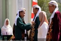 Bupati Pasuruan Rusdi Sutejo menyerahkan Satyalancana Karya Satya secara simbolis kepada perwakilan PNS dalam upacara Hari Jadi ke-1096 Kabupaten Pasuruan, Kamis (18/9/2025). (Foto Dok Ho/RadarBangsa.co.id)