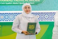 Gubernur Jawa Timur Khofifah Indar Parawansa saat menghadiri peringatan Hari Literasi Internasional, Senin (8/9). (Foto Dok Adpim/RadarBangsa.co.id)