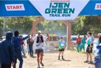 Sejumlah pelari bersiap memulai lomba dalam ajang Banyuwangi Ijen Green Trail Run 2025 yang digelar di kawasan Geopark Ijen, Sabtu (6/9/2025). (Foto Dok Ho/RadarBangsa.co.id)