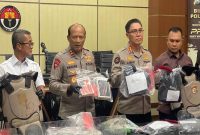 Kapolda Jatim Irjen Pol Nanang Avianto bersama jajarannya menunjukkan barang bukti kasus kerusuhan dan penjarahan di Jawa Timur saat konferensi pers di Mapolda Jatim, Kamis (18/9/2025). (Foto Dok Ho/RadarBangsa.co.id)