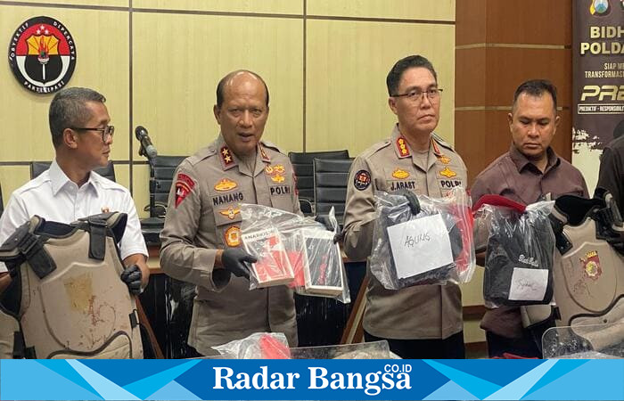 Kapolda Jatim Irjen Pol Nanang Avianto bersama jajarannya menunjukkan barang bukti kasus kerusuhan dan penjarahan di Jawa Timur saat konferensi pers di Mapolda Jatim, Kamis (18/9/2025). (Foto Dok Ho/RadarBangsa.co.id)