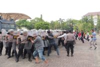 Personel Dalmas Rayon Polda Jatim memperagakan formasi pengendalian massa saat Latkatpuan di Alun-Alun Lamongan, Rabu (24/9/2025). (Foto Dok Ho/RadarBangsa.co.id)