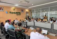 Personel Polda NTB memantau persiapan pengamanan MotoGP Mandalika 2025 di Sirkuit Mandalika, Lombok Tengah. (Foto Dok Ho/RadarBangsa.co.id)
