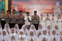 Personel Polres Lamongan bersama Bhayangkari dan anak-anak yatim piatu saat peringatan Maulid Nabi Muhammad SAW 1447 H di Masjid Al-Busrah Mapolres Lamongan, Kamis (11/9). (Foto Dok Ho/RadarBangsa.co.id)
