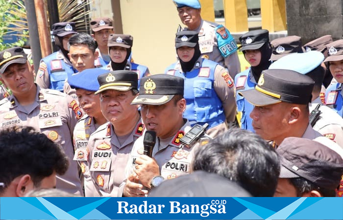 Kapolres Lamongan AKBP Agus Dwi Suryanto berdialog langsung dengan mahasiswa IMM di sela aksi damai yang digelar di Mapolres Lamongan. (Foto Dok Ho/RadarBangsa.co.id)