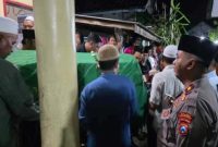Jenazah Misto, warga Probolinggo yang menjadi korban penembakan di Papua, tiba di rumah duka dan dimakamkan secara sederhana di Desa Jorongan, Leces, Kamis (18/9/2025). (Foto: RadarBangsa/MC Polres Probolinggo) 