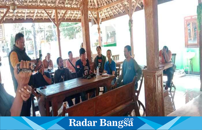 Suasana mediasi antara perwakilan jurnalis, mahasiswa, dan aparat kepolisian di Kota Probolinggo, Selasa (2/9/2025). (Dok Foto Ho/RadarBangsa.co.id)