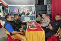 Petugas Polsek Tikung  bersama TNI saat melakukan pengamanan hiburan elektun hajatan pernikahan di Dusun Gumining, Desa Guminingrejo, Kecamatan Tikung, Lamongan, Sabtu (20/9/2025) malam. (Foto Dok Ho/RadarBangsa.co.id)