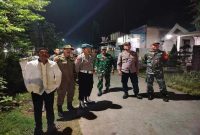 Petugas Polsek Tikung bersama TNI, Satpol PP, Banser, dan Linmas saat melakukan pengamanan kegiatan sholawatan dalam rangka hajat khitanan di Dusun Gabus, Desa Wonokromo, Kecamatan Tikung, Lamongan, Selasa malam (16/9/2025). (Foto Dok Ho/RadarBangsa.co.id)