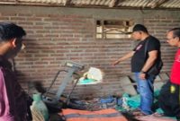 Petugas Polsek Tikung saat melakukan olah TKP di gudang penggilingan padi Desa Bakalanpule, Kecamatan Tikung, Lamongan (Foto Dok Ho/RadarBangsa.co.id)