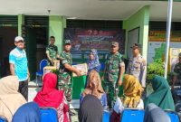 Anggota Koramil 0812/04 Tikung bersama Polsek Tikung menyerahkan paket sembako kepada warga dalam rangka HUT ke-80 TNI, Jumat (19/9/2025). (Foto Dok Ho/RadarBangsa.co.id)