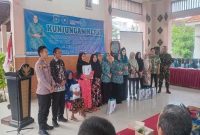 Ketua TP PKK Kabupaten Lamongan, Ny. Anis Yuhronur Efendi, bersama jajaran Forkopimcam Tikung, termasuk IPDA Andi Nurcahya (Polsek Tikung) dan Camat Tikung Sujirman Sholeh, saat kegiatan monitoring serta pembinaan kader di Pendopo Kecamatan Tikung, Kamis (11/9/2025). (Foto Dok Ho/RadarBangsa.co.id)