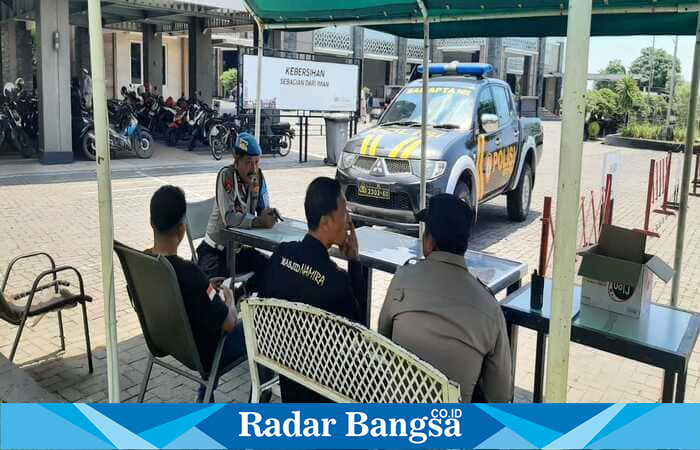 Petugas Polsek Tikung saat melakukan patroli dan dialogis bersama petugas keamanan di salah satu obyek vital wilayah Kecamatan Tikung, Sabtu (13/9/2025). (Dok. Polsek Tikung) 