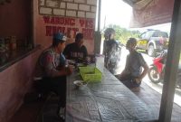 Sejumlah anggota Polsek Tikung melakukan patroli dialogis dengan warga di Kecamatan Tikung, Lamongan, Senin (22/9/2025). (Dok Foto Polsek Tikung via RadarBangsa)