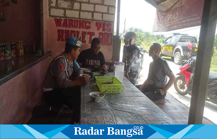 Sejumlah anggota Polsek Tikung melakukan patroli dialogis dengan warga di Kecamatan Tikung, Lamongan, Senin (22/9/2025). (Dok Foto Polsek Tikung via RadarBangsa)