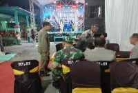 Petugas gabungan dari Polri, TNI, dan Satpol PP melakukan pengamanan jalannya hiburan musik elektun dalam rangka hajatan pernikahan warga di Dusun Pulo, Desa Jotosanur, Kecamatan Tikung, Lamongan, Sabtu malam (27/9/2025). (Foto Dok Ho/RadarBangsa.co.id)