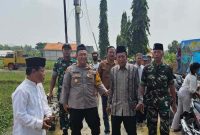 Kapolsek Tikung bersama Forkopimcam Tikung menghadiri acara sedekah bumi di Dusun Tuwiri, Desa Tambakrigadung, Kecamatan Tikung, Lamongan, Jumat (5/9/2025). (Foto Dok Ho/RadarBangsa.co.id)
