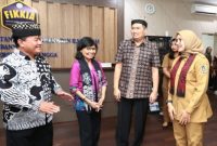 Bupati Banyuwangi Ipuk Fiestiandani bersama tim asesor LAM-PTKes saat meninjau proses asesmen akreditasi Program Studi Kedokteran Hewan Unair Banyuwangi, Senin (8/9/2025) (Foto Dok Ho/RadarBangsa.co.id)