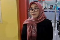 Kepala Humas dan Pemasaran RSI Nasrul Ummah Lamongan, Irmayanti, memberikan keterangan kepada wartawan usai observasi terhadap siswa SMAN 2 Lamongan yang diduga keracunan makanan program MBG (Foto Dok Ho/RadarBangsa.co.id)