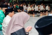Pemuda lintas agama khusyuk mengikuti doa bersama di Taman Makam Pahlawan Wisma Raga Satria Banyuwangi, Selasa malam (2/9/2025). (Foto Dok Ho/RadarBangsa.co.id)