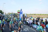 Peserta Banyuwangi Bluefire Ijen KOM 2025 antusias memulai etape sepanjang 86,9 kilometer menuju Paltuding, Ijen, Sabtu (27/9/2025). (Foto Dok Ho/RadarBangsa.co.id)