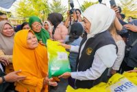 Gubernur Jawa Timur Khofifah Indar Parawansa menyerahkan paket beras kepada warga saat Pasar Murah di Gresik, Kamis (4/9/2025) (Foto Dok Ho Adpim/RadarBangsa.co.id)