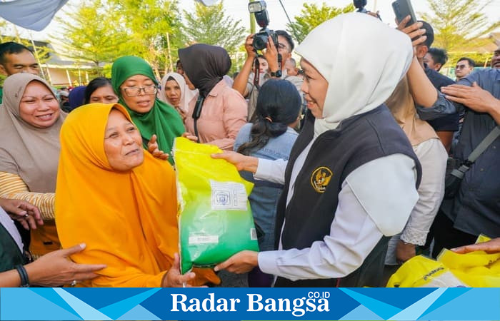 Gubernur Jawa Timur Khofifah Indar Parawansa menyerahkan paket beras kepada warga saat Pasar Murah di Gresik, Kamis (4/9/2025) (Foto Dok Ho Adpim/RadarBangsa.co.id)