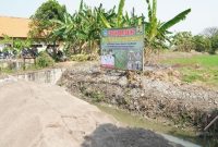 Papan proyek rehabilitasi irigasi yang mulai dikerjakan di salah satu titik di Lamongan. Program ini ditarget rampung dalam tiga bulan untuk mendukung ketahanan pangan daerah. (Foto Dok Ho/RadarBangsa.co.id)