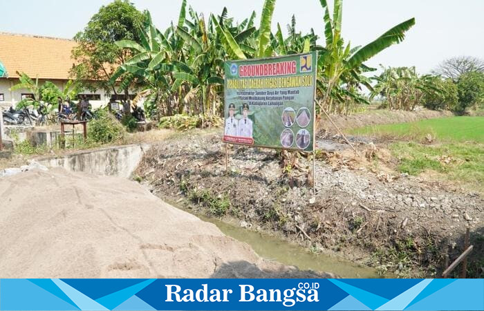 Papan proyek rehabilitasi irigasi yang mulai dikerjakan di salah satu titik di Lamongan. Program ini ditarget rampung dalam tiga bulan untuk mendukung ketahanan pangan daerah. (Foto Dok Ho/RadarBangsa.co.id)