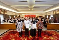 Bupati Ipuk Fiestiandani (kiri) bersama penerima SK PPPK usai penyerahan secara simbolis di Pendopo Sabha Swagata Blambangan. (Foto Kmf/ Ho RadarBangsa.co.id)