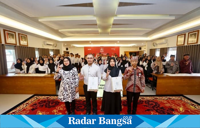 Bupati Ipuk Fiestiandani (kiri) bersama penerima SK PPPK usai penyerahan secara simbolis di Pendopo Sabha Swagata Blambangan. (Foto Kmf/ Ho RadarBangsa.co.id)