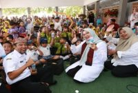 Bupati Banyuwangi Ipuk Fiestiandani bersama ratusan anak PAUD dan TK menikmati susu dalam kampanye gizi seimbang di Balai Penyuluhan Pertanian Rogojampi, Rabu (24/9/2025). (Foto Dok Ho/RadarBangsa.co.id)