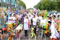 Bupati Banyuwangi Ipuk Fiestiandani bersama masyarakat mengikuti kirab ribuan telur hias dalam tradisi Endog-Endogan Muludan Bumi Blambangan di Banyuwangi, Senin (29/9/2025). (Foto Dok Ho/RadarBangsa.co.id)