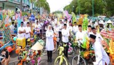 Bupati Banyuwangi Ipuk Fiestiandani bersama masyarakat mengikuti kirab ribuan telur hias dalam tradisi Endog-Endogan Muludan Bumi Blambangan di Banyuwangi, Senin (29/9/2025). (Foto Dok Ho/RadarBangsa.co.id)